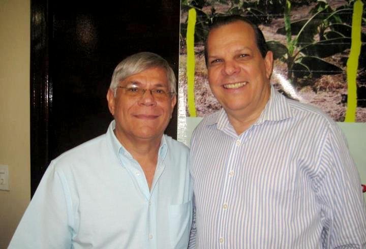 El licenciado Pedro Pablo Grullón, propietario del Súper Mercado de la Panificadora Moca y el comerciante Manuel Comprés, presidente del Súper Mercado Comprés, ambos de la ciudad de Moca, existía durante un largo tiempo una especie de &ldquo;guerra fría&rdquo;, pero todo parece indicar que esa guerra paso